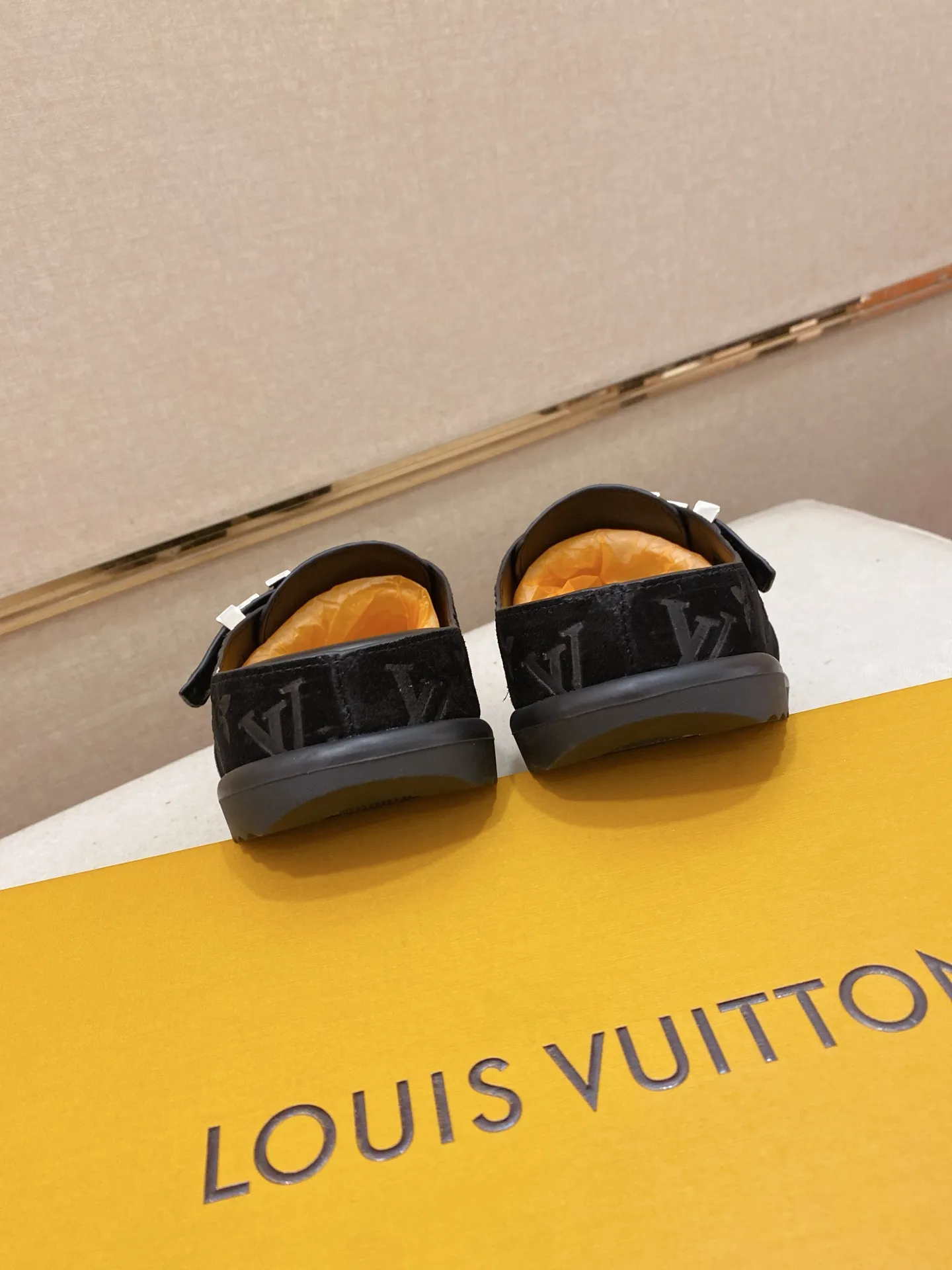 Men's shoes💰: 220💰38-45, LV Easy 2025 new men's casual sandals and slippers, made of suede cow leather, with Monogram pattern to highlight the trendy style. Adjustable straps illuminated with LV letters, while a resilient insole and micro outsole provide lightweight comfort. Made of suede cow leather with embossed Monogram pattern and brand element metal hardware✅Adjustable straps➕Tough insole‼ ️Micro outsole. Comfortable and easy to wear‼ ️